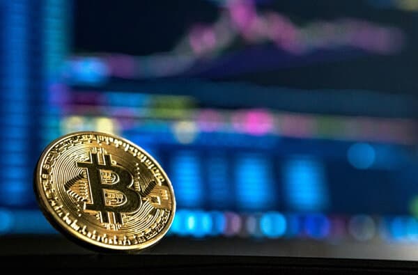 Bitcoin_Bildquelle-Unsplash_andre-francois-mckenzie_bearbeitet_695_x_395