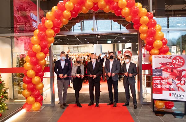 Moebel-Pfister-2021_Affoltern-am-Albis-_Eroeffnung_Gruppenbild_bearbeitet