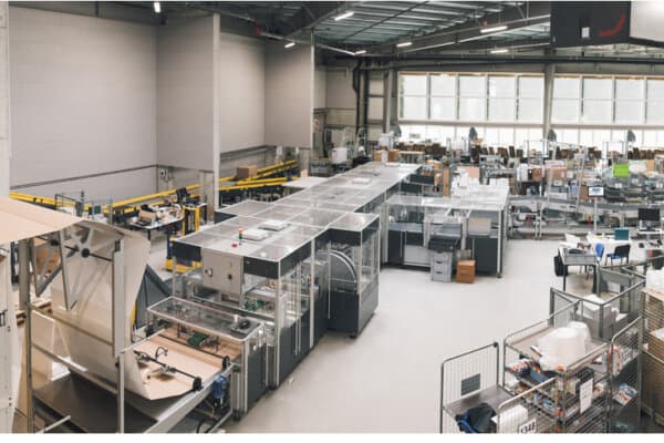 Digitec-Galaxus_Verpackungsmaschine_bearbeitet
