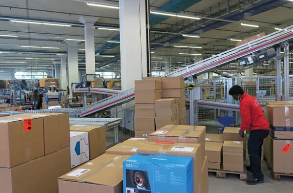 Competec-Willisau-2022_Logistikzentrum_Lager-Pakete_Foto-Altermatt_bearbeitet