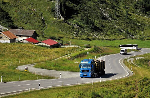 Logistik_Lkw-Schweiz-Alpenstrasse_Pixabay_bearbeitet