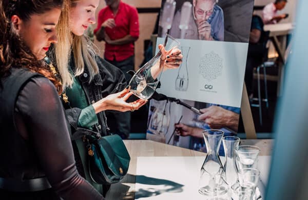 Ornaris-Bern_August-2019_Glas-Besucherinnen_bearbeitet