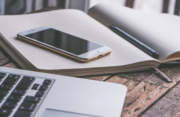 Smartphone-Laptop_Pixabay_David-Schwarzenberg_bearbeitet