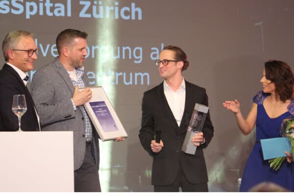 Swiss-Logistics-Award-2018_Laudator-Peter-Galliker_Christian-Schlaepfer-USZ_Alexander-Soland-USZ_Moderatorin-Mona-Vetsch_vlnr_bearbeitet