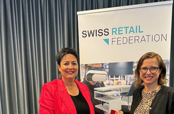 Swiss-Retail-Federation_Daniela-Schneeberger_Christa-Markwalder_Schluesseluebergabe_bearbeitet