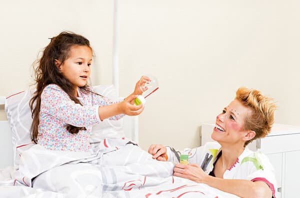 Volg_Theodora_Dr-Poenk-Girl-001_copyright_Pierre-Yves_Massot-Stiftung-Theodora_bearbeitet